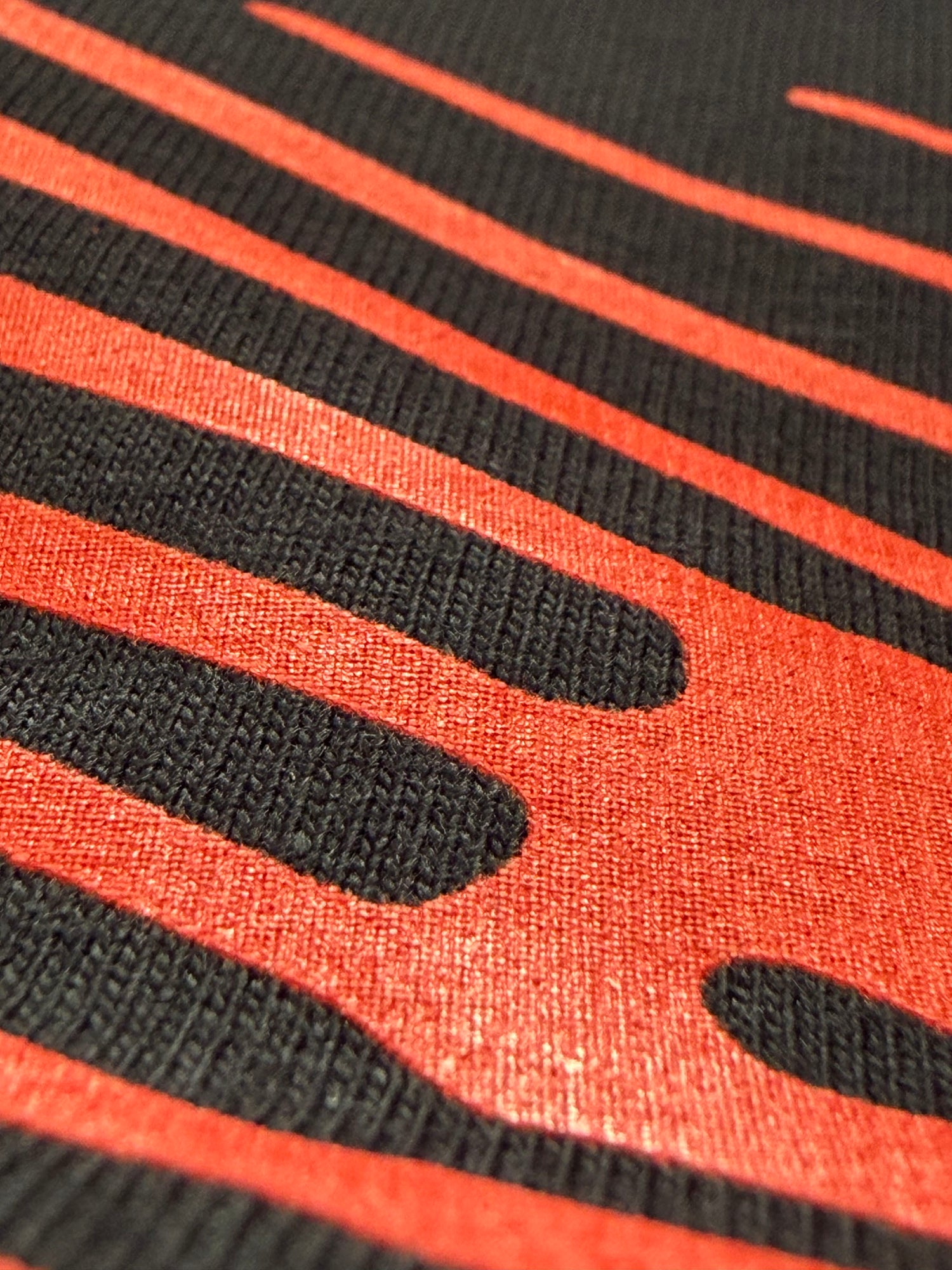 Detalle de control de calidad en serigrafía artesanal – Movectors
