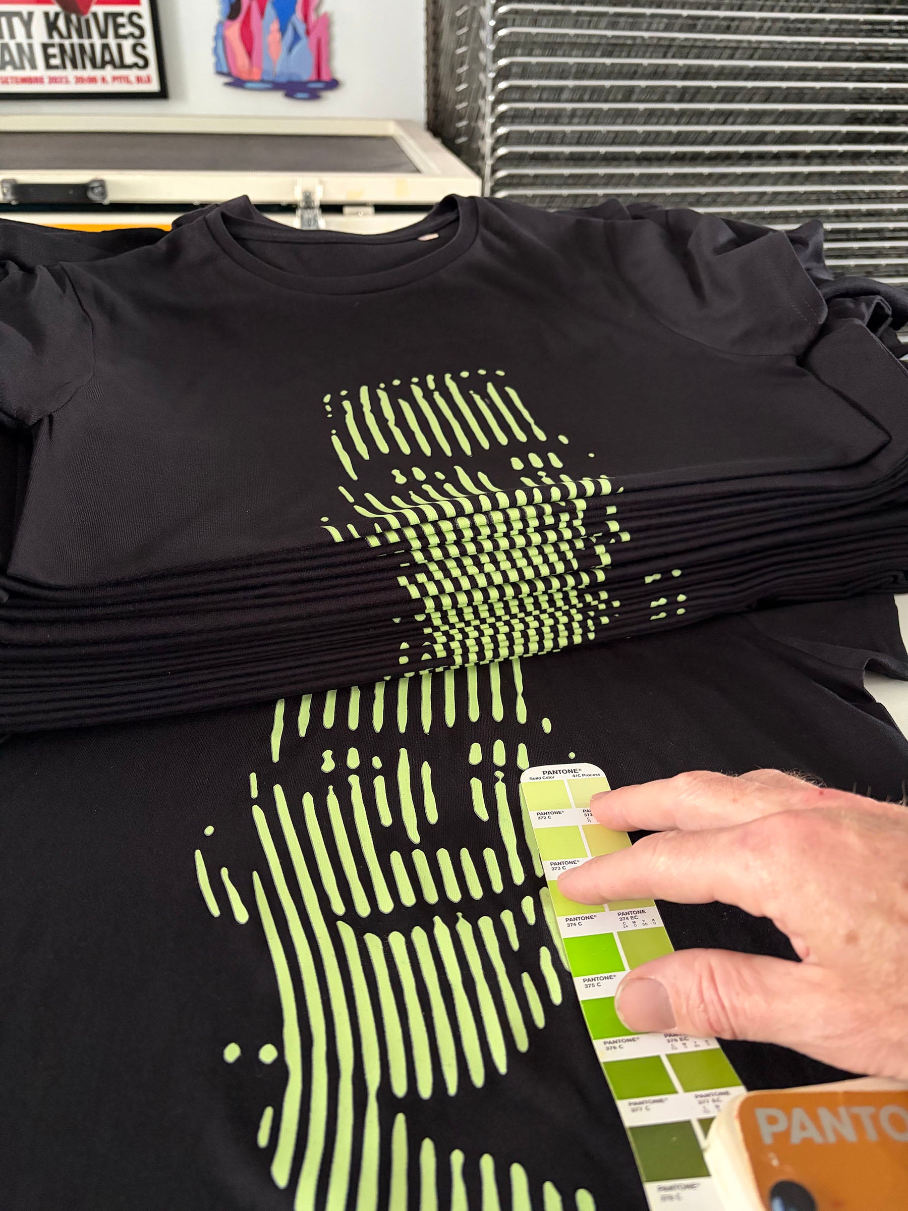 Detalle del acabado y control de calidad en serigrafía artesanal en el taller Movectors