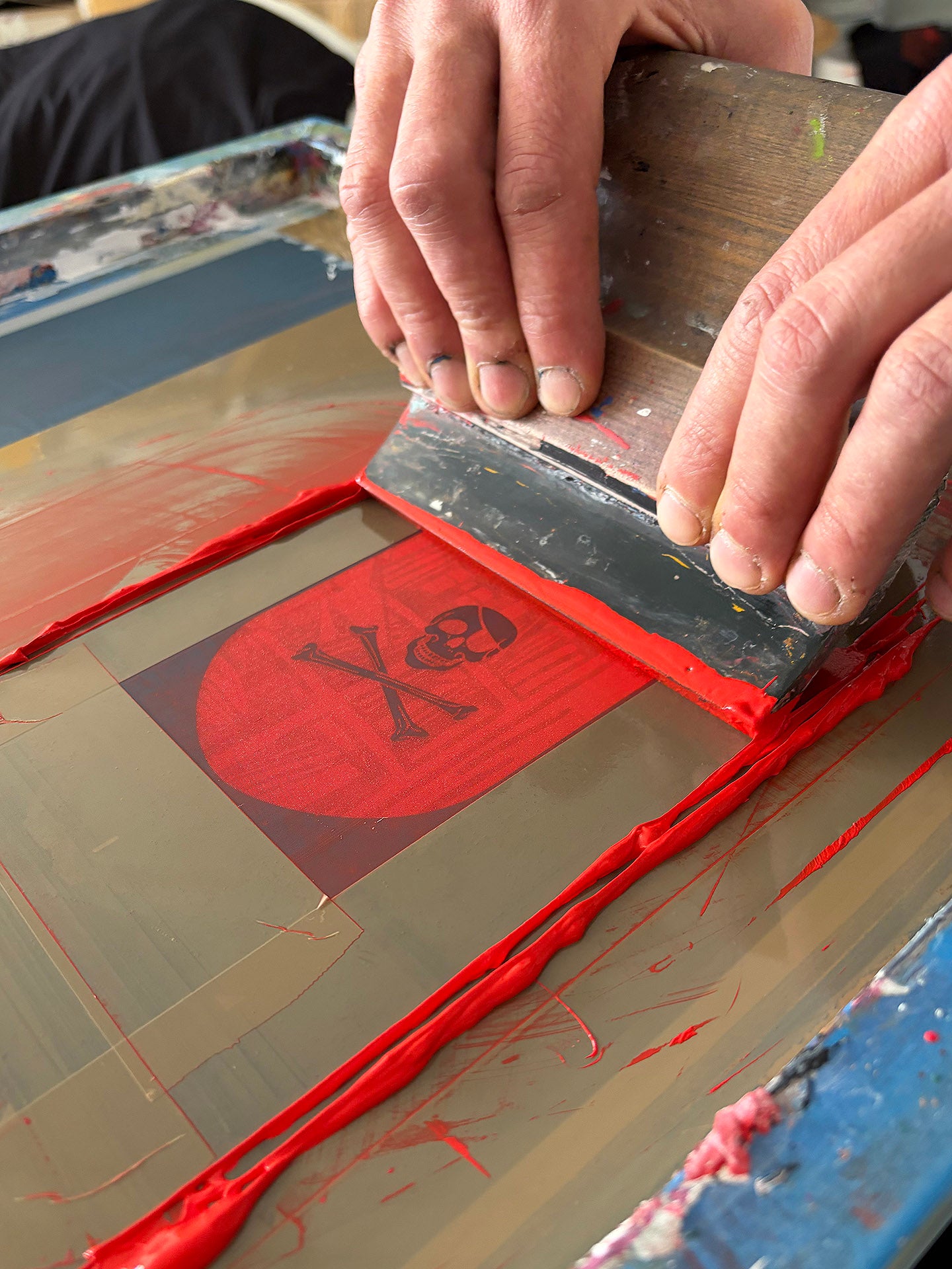 detalle de estampación en serigrafia manual con tintas al agua.